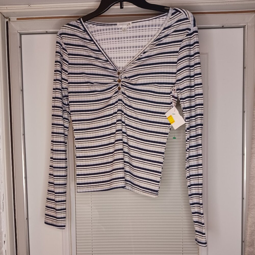 #135 3/$18 - Orange Kiss Blue/White V Neck Long Sleeve Top Size Large